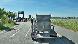 230609-07v Glückstadt - am Fährhafen, warten auf die Fähre nach Wischhafen