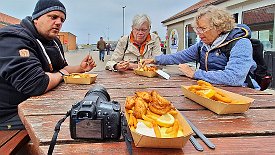 230605-025v Hvide Sande - Spaziergang am Hafen und im Ort, kleine Stärkung an der Räucherei