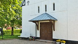 230531-07v Gredstedbro - an der Kirche (leider nur von außen)