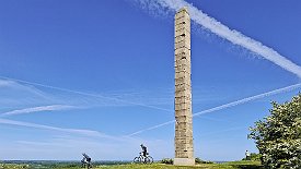 230529-09v Skamlingsbanken - der höchste Punkt Südjütlands (113 Meter hoch), Obelisk als Denkmal