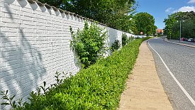 230528-008v Grafenstein (Gråsten) - Spaziergang im Ort (zum Schloss), an der Mauer vom Schlosspark