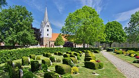 230603-17v Varde - Blick zur Kirche