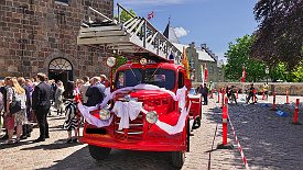 230603-19v Varde - Doppelhochzeit, Aufmarsch vor der Kirche