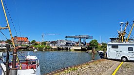 230608-12v Husum - am Kutterhafen, lecker Fischbrötchen essen & kleiner Einkauf