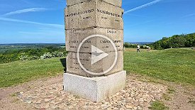Flow_VID_20230529_105729_02_016 Skamlingsbanken - der höchste Punkt Südjütlands (113 Meter hoch), Obelisk als Denkmal