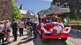 230603-20v Varde - Doppelhochzeit, Aufmarsch vor der Kirche