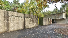 231029-13v Bergen-Belsen -Besuch der Gedenkstätte, Eingang