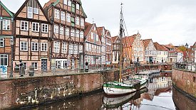 231031-22v Stade - Stadtbummel am Nachmittag, Hansehafen am Fischmarkt