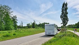 240526-02v Lauwersoog (NL) - Parkstreifen am Straßenrand