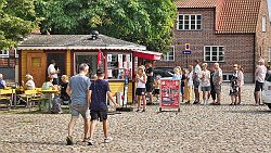 240817-127v Åhus - Stadtbummel ... leckeres Eis gibt es (anscheinend) hier !