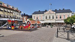 240820-24v Vimmerby - Stadtbummel der x-te ... hier am Torvet (Marktplatz) mit Blick zum Stadshotellet