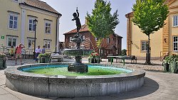 240820-27v Vimmerby - Stadtbummel der x-te ... Brunnen am Markt