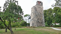 240823-16v Sigtuna - Bummel durch die mittelalterliche Stadt, Reste (Ruine) einer Kirche